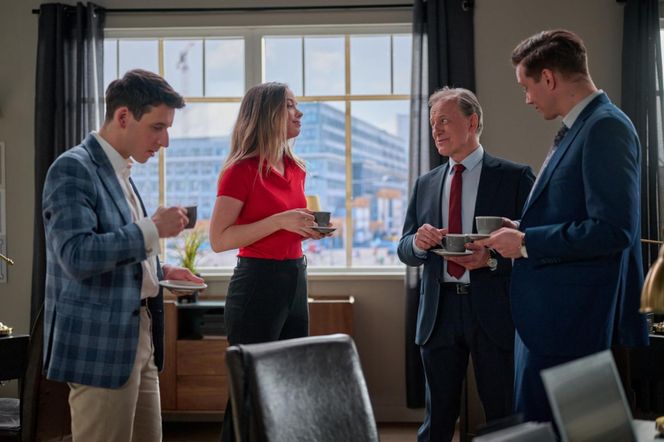 Na Wspólnej odc. 4063. Darek Żbik (Michał Mikołajczak), prawniczka Kalina (Katarzyna Gałązka), Andrzej Zakościelny (Dariusz Niebudek), Tadeusz (Jakub Pruski)