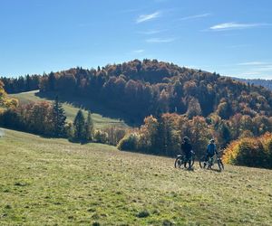 Małopolskie pasmo górskie zachwyca jesiennym pięknem. Ukryta perełka z widokiem na tatry 