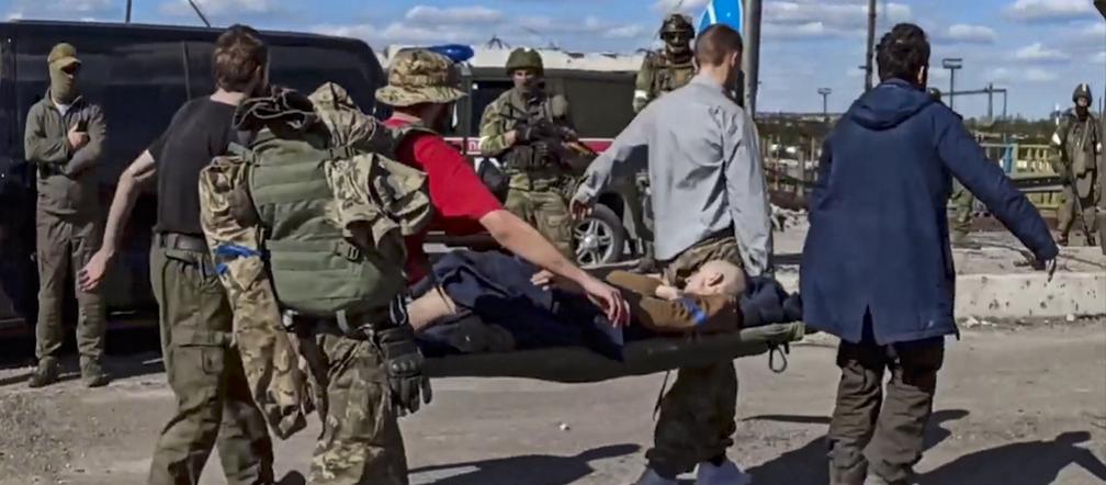 Ukraińscy żołnierze ewakuowani z zakładów Azowstal