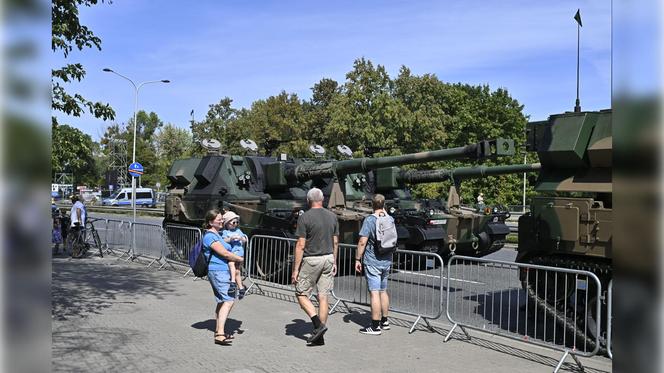 Defilada wojskowa 2024 w Warszawie. 2 tys. żołnierzy i kilkaset sztuk sprzętu wojskowego na ulicach miasta [ZDJĘCIA]