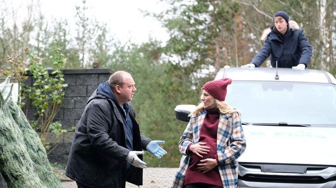 M jak miłość odc. 1854. Kacper (Bartosz Ziewiec),  Jagoda (Katarzyna Kołeczek), Tadeusz (Bartłomiej Nowosielski)