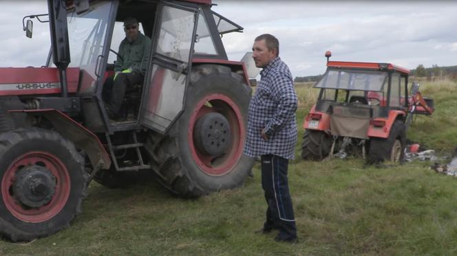 Rolnicy. Podlasie. Andrzej wyciąga traktor z błota