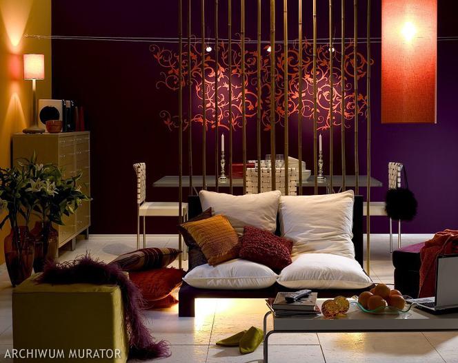 Salon światła. Aranżacja salonu z dekoracyjną ścianą