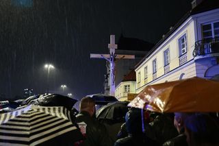 Centralna Droga Krzyżowa 2025. Wierni tradycyjnie przeszli ulicami Warszawy [ZDJĘCIA]