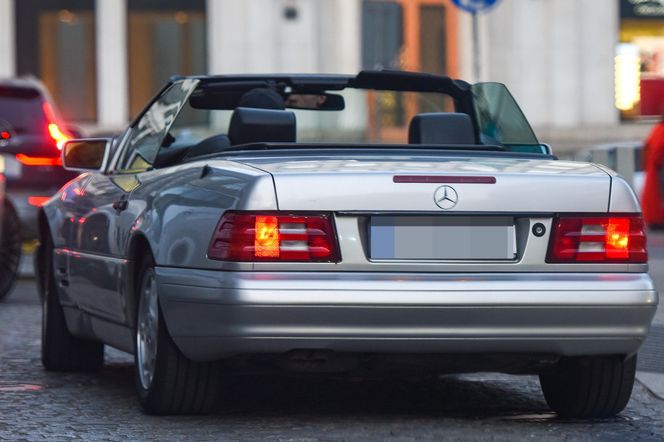 Maciej Zakościelny głaszcze kołdrę po rozwodzie