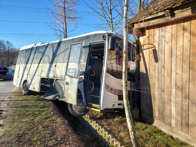 Zderzenie autobusu z autem osobowym w Rzepinku