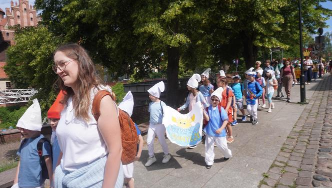 Dni Bajki 2024. W centrum Olsztyna zrobiło się bajkowo. Dzieci przejęły władzę nad miastem [ZDJĘCIA]