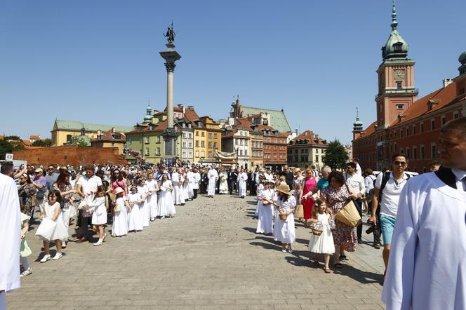 Ulicami przeszła centralna procesja Bożego Ciała. Wystrój ołtarzy nawiązuje do hasła „Wierzę w Kościół Chrystusowy”