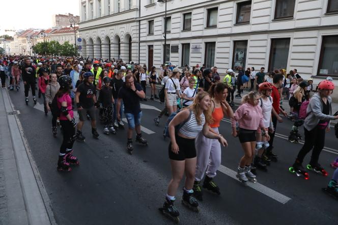 Uczestnicy Warszawa Nightskating 2023