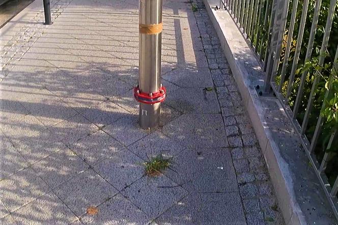 Hydrant i inne przeszkody na ulicy Asnyka