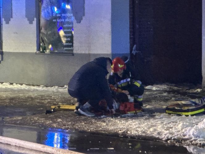 Nocny pożar w Falenicy. Strażacy walczyli z ogniem do rana