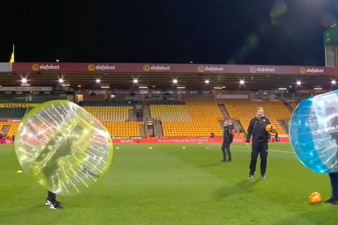Carragher i Neville w bubble football