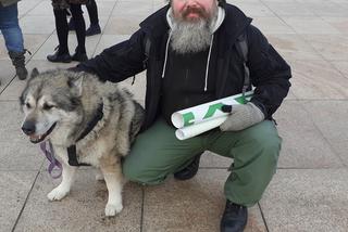 Lucky z panem Grzegorzem podczas protestu