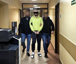 Bestialskie ataki na starsze kobiety w Warszawie. Policja zatrzymała podejrzanego. Zdradził go ślad na torebce