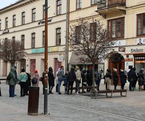 Tłusty Czwartek 2024 w Lublinie. Kolejki po pączki na Krakowskim Przedmieściu