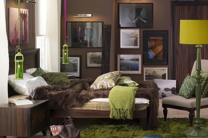 Sypialnia w barwach jesieni: brązowe ściany i kolorowe dodatki