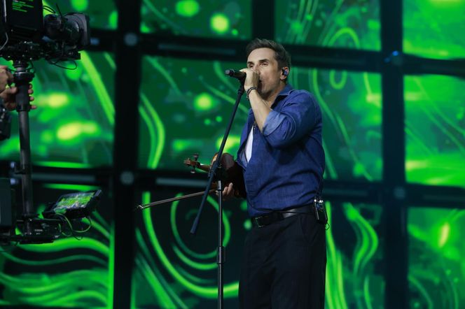 Michał Szpak tak się przejął na scenie, że zgubił mikrofon! Na szczęście nie był sam