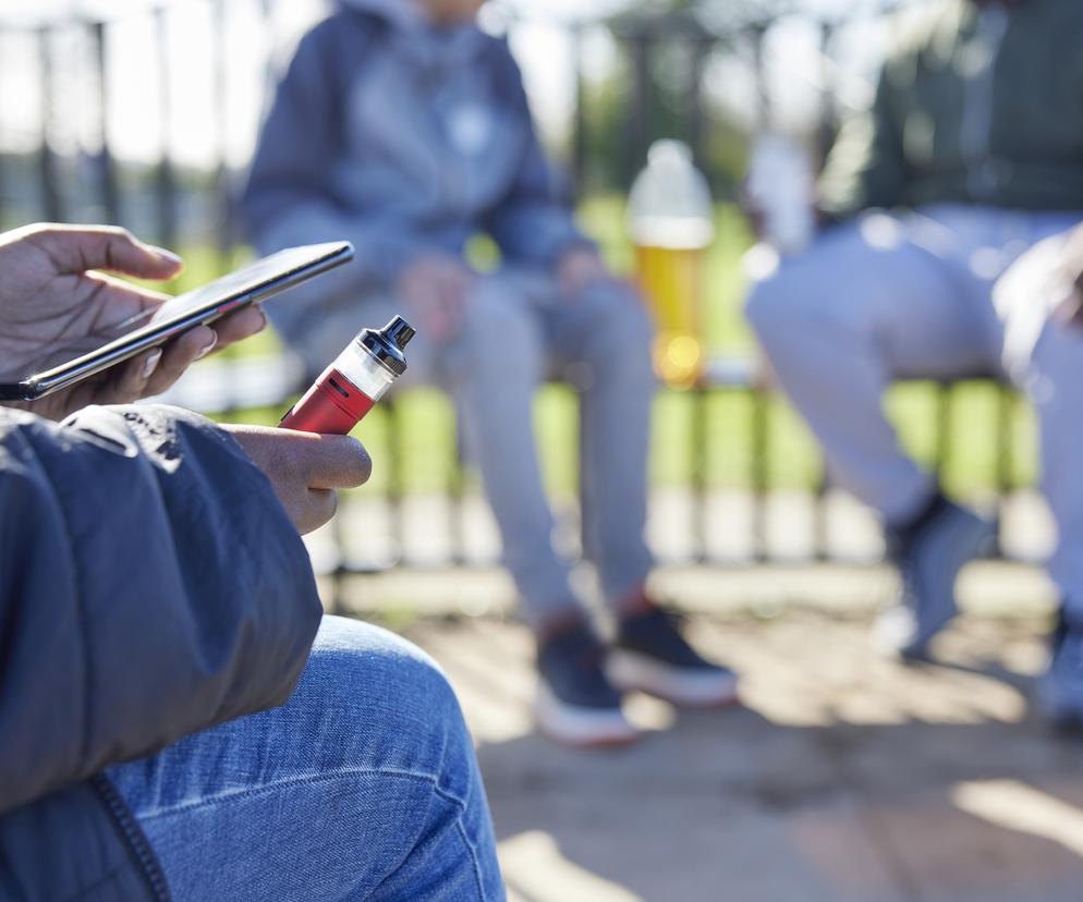 Ołów, nikiel, chrom. Uczniowie coraz częściej wdychają te substancje