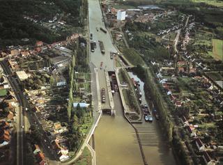 ZADŹGALI ZAMKNELI W SKRZYNI I UTOPILI W KANALE