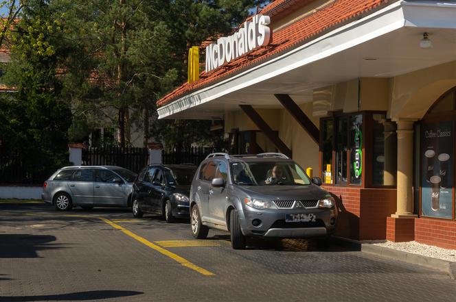 Gigantyczne kolejki samochodów pod McDonald's. Chcesz zjeść? Musisz odstać swoje