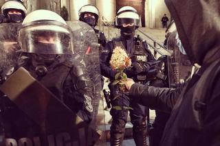 Strajk kobiet w Katowicach. Mężczyzna wręcza kwiaty policjantom