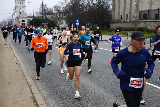 Bieg na Piątkę 2024, Warszawa - zdjęcia. Biegłeś? Szukaj się w galerii!