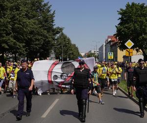 Przemarsz kibiców Stali Gorzów przed meczem z Falubazem Zielona Góra