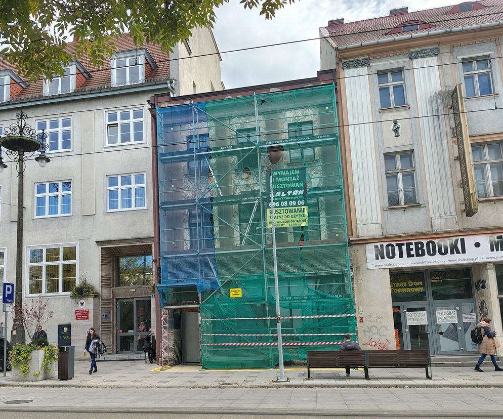 Skręcają Lamus stalowymi klamrami