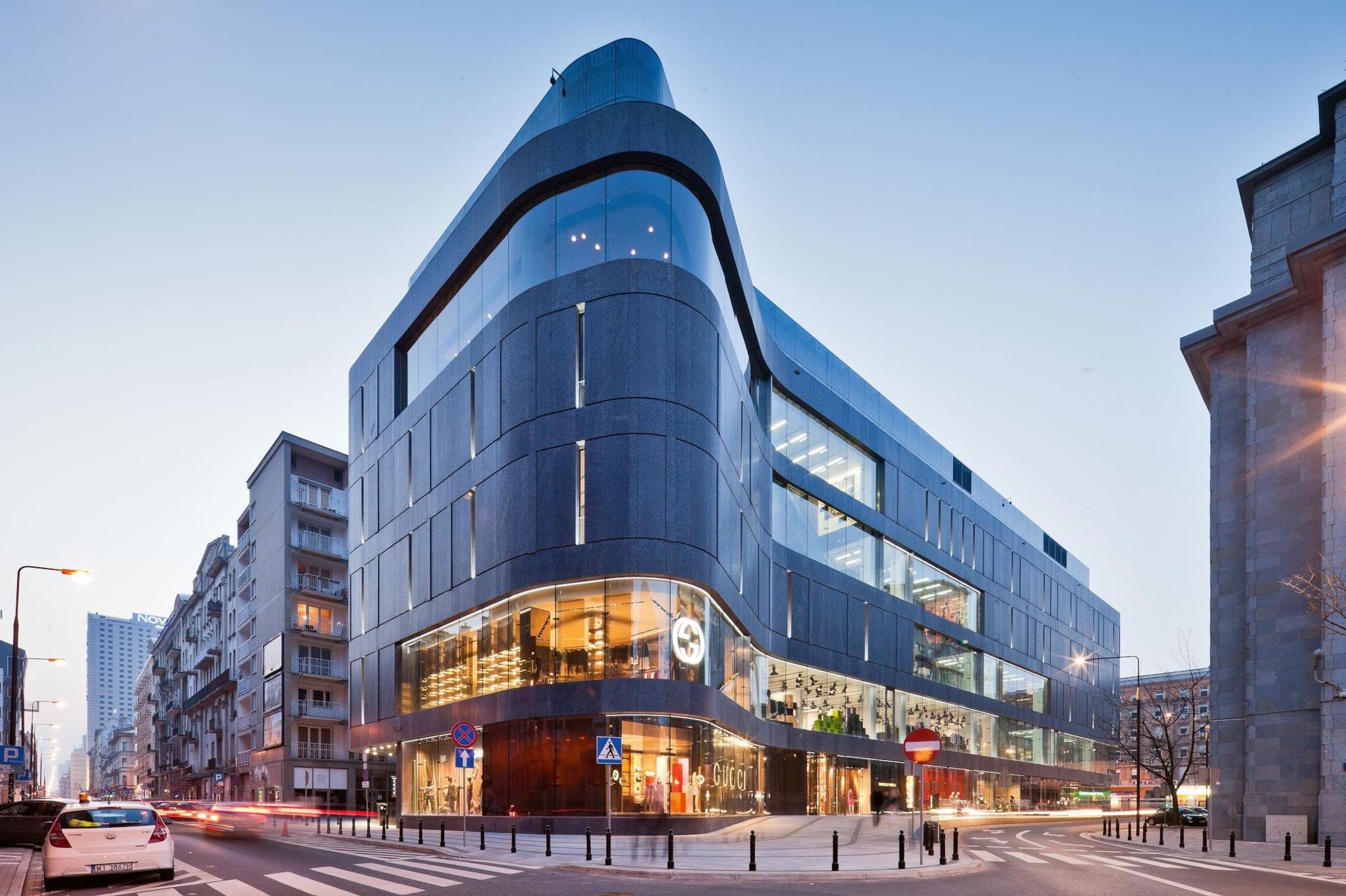 Plac Defilad w Warszawie pomiędzy PKiN a ul. Marszałkowską. Po prawej stronie budowa MSN, proj. Thomas Phifer and Partners