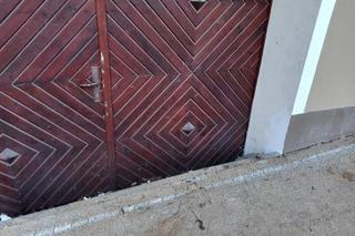 Chodnik sięga ludziom do parapetu