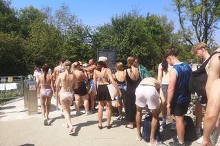 Zakrzówek. Kolejki do wejścia na kąpielisko