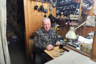 Pan Adam od 50 lat naprawia aparaty analogowe w Krakowie 