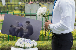 Bójka na pogrzebie. Ksiądz wpadł w szał, bo dostał za mało pieniędzy [WIDEO]