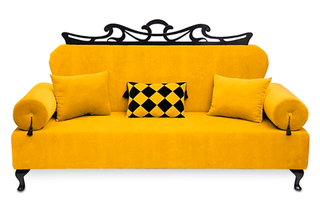 Żólta sofa do aranzacji salonu w stylu eklektycznym