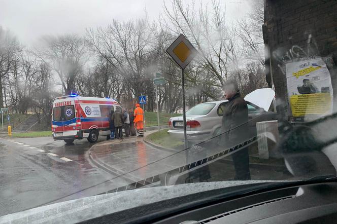 Samochód wjechał w wiadukt kolejowy