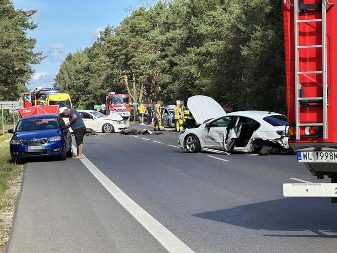 Poważny wypadek pod Legionowem. Zderzenie czterech aut w Nieporęcie. Pięć osób poszkodowanych, jedna zginęła na miejscu