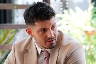 Barwy szczęścia, odcinek 3268: Justin za plecami Karoliny zaczyna planować przejęcie kontroli nad firmą