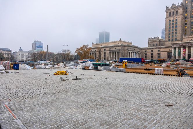 Trwa przebudowa części dawnego Placu Defilad w plac Centralny