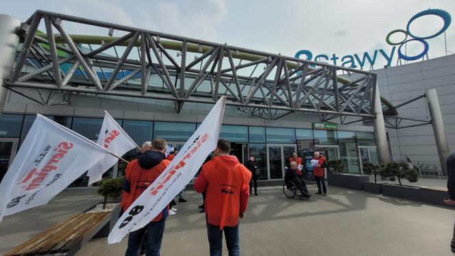 Związkowcy protestowali pod sklepami sieci Auchan