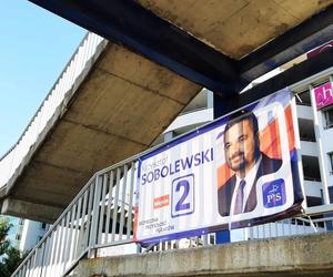 Rzeszowskie osiedla pozaklejane plakatami wyborczymi. Plakat na plakacie 