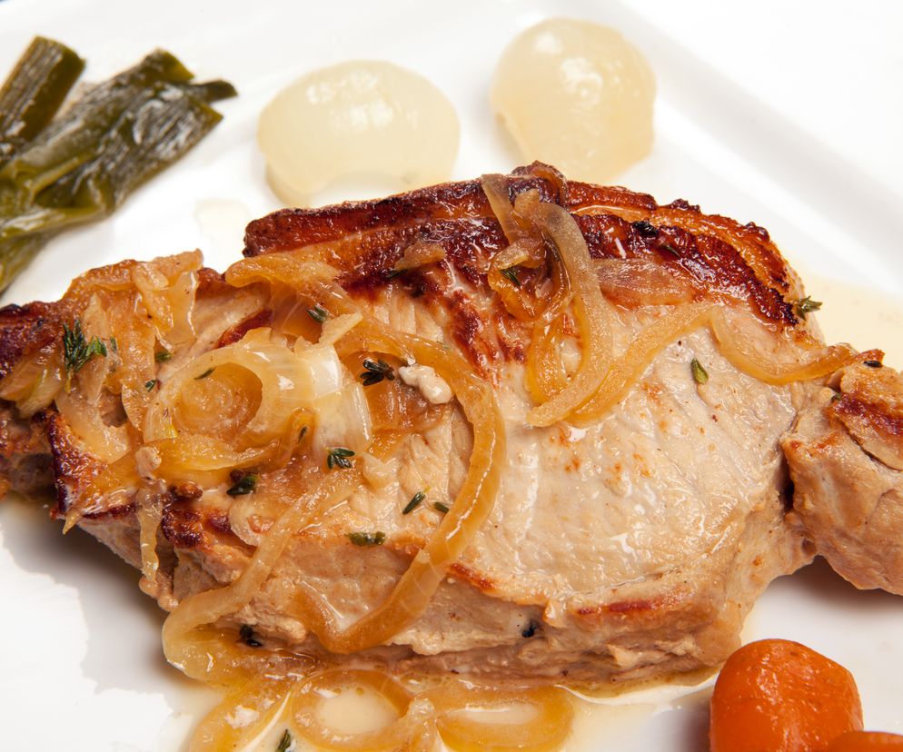 Soczysty schab zapiekany w porach - łatwy do przygotowania i pełen aromatu