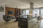 Ekskluzywny apartament w Warszawie. Projekt pracowni Hola Design