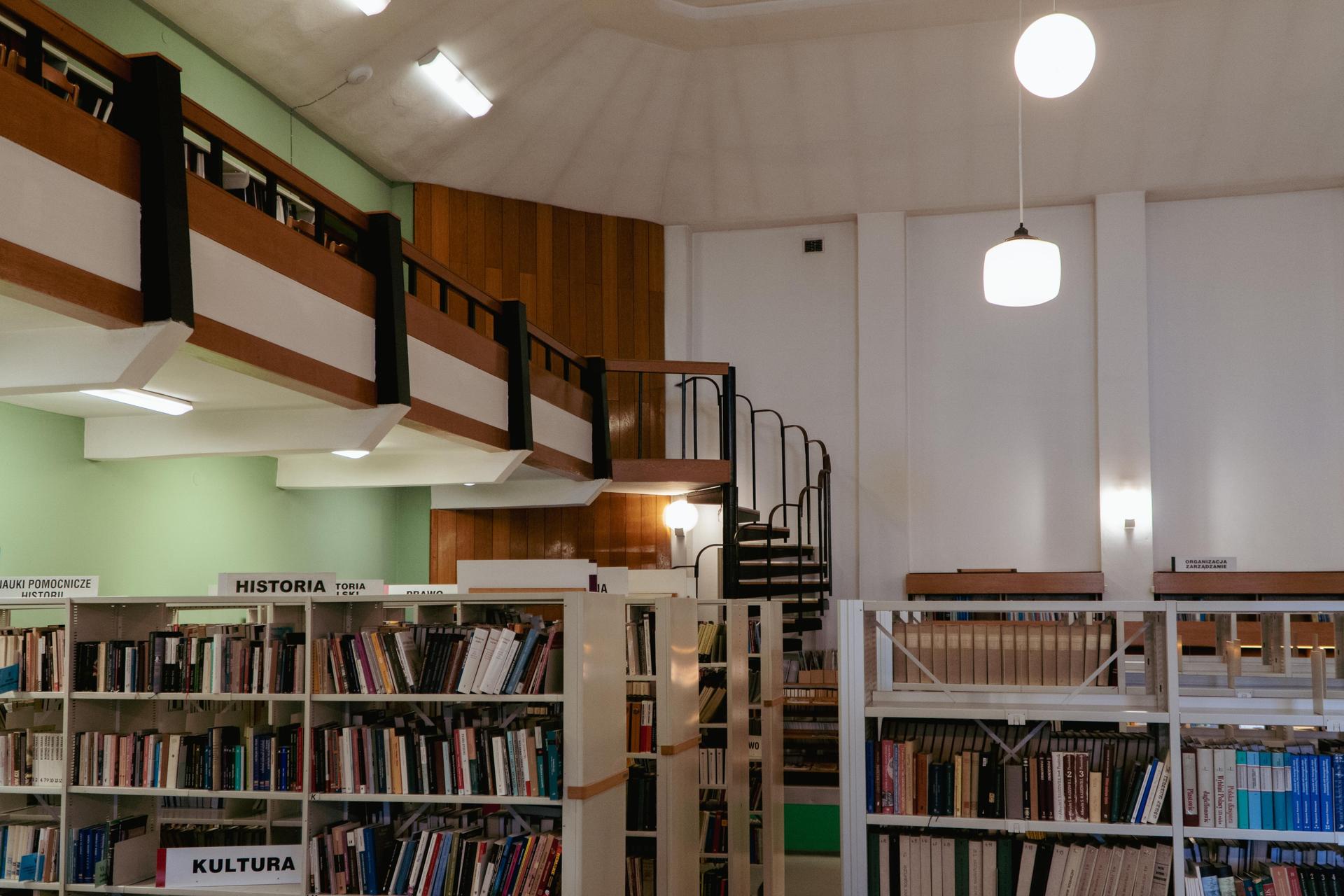 Biblioteka Uniwersytetu Opolskiego - zdjęcia. Zobacz zachowane wnętrza z lat 70.