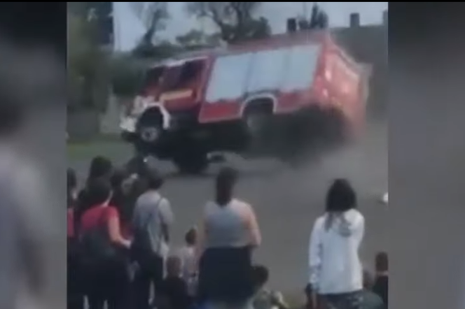 Wóz strażacki przewraca się podczas pokazu