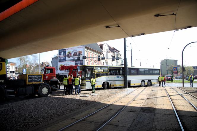 Groźny wypadek na Jagiellońskiej! Autobus zderzył się z tramwajem. Są poszkodowani!