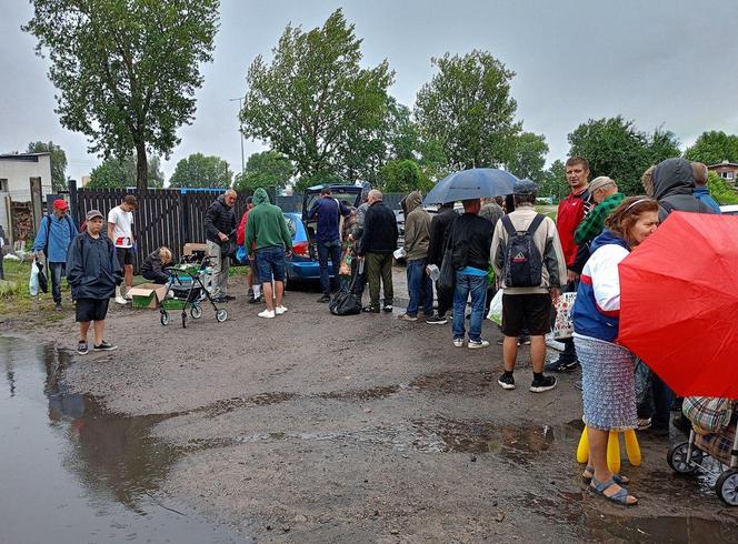 Niedaleko schroniska dla bezdomnych ustawia się kolejka głodnych. Karmi ich Fundacja Chlebek, twarożek i kiełbasa