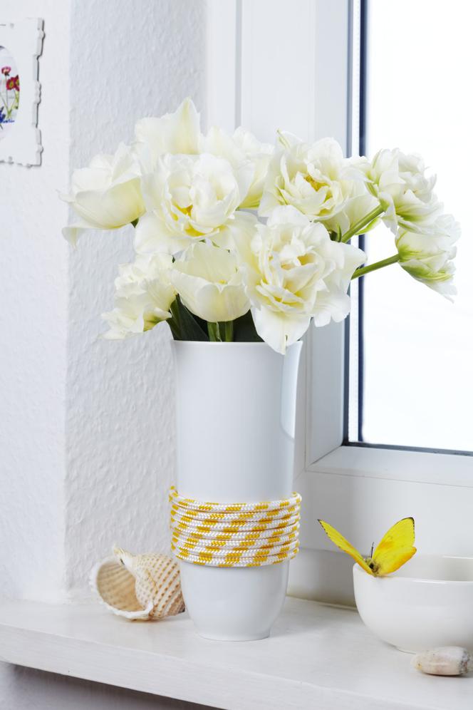 Dodatki w stylu marynistycznym DIY: wazon w oplocie ze sznura
