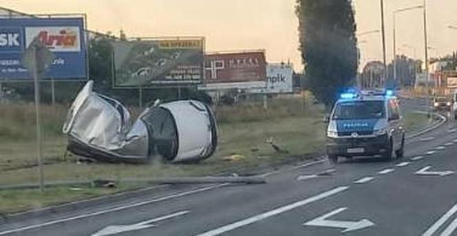 Groźny wypadek w Szczecinku. Peugeot roztrzaskał się na latarni