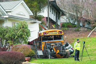 Autobus z dziećmi wbił się w dom