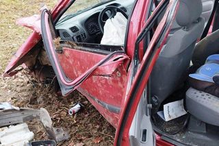 Stracił panowanie nad autem i dachował! Pijany kierowca naraził dzieci na śmiertelne niebezpieczeństwo [ZDJĘCIA]